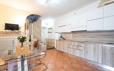 Porzione di casa con giardino