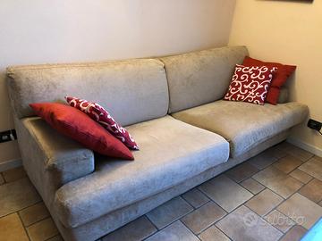 Divano 3 posti ben tenuto