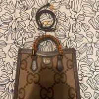 Borsa Gucci modello Diana con manici in bamboo