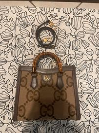Borsa Gucci modello Diana con manici in bamboo