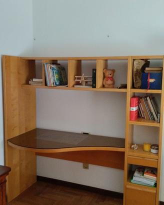 Scrivania in legno per cameretta