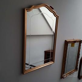 Specchio con cornice intagliata