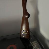 Calcio di fucile trasformato in orologio
