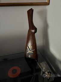 Calcio di fucile trasformato in orologio