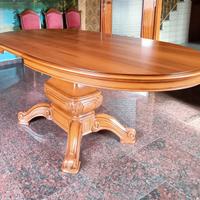 Tavolo in legno da salotto o sala da pranzo.