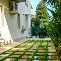 A138 - piano terra con giardino - 100 mt dal mare