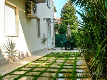 A138 - piano terra con giardino - 100 mt dal mare