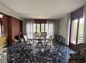 Appartamento di 309 m² con più di 5 locali e box a