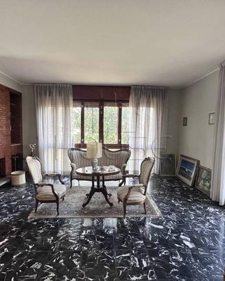 Appartamento di 309 m² con più di 5 locali e box a