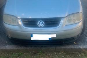 Automobile volkswagen touran