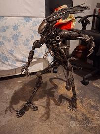 Scultura in metallo Alien Regina Madre
