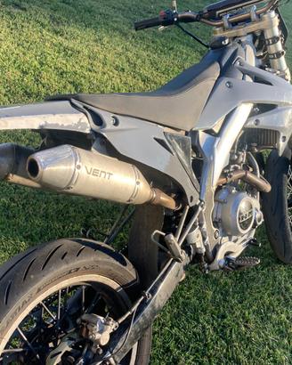Motard hm 125 4 tempi dérapage