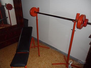 Panca con bilanciere e pesi
