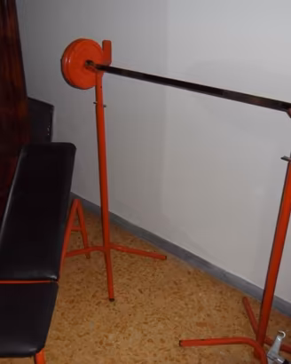 Panca con bilanciere e pesi