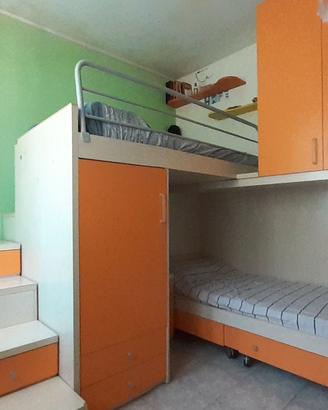 Cameretta ragazzi/e con 2 letti e armadi