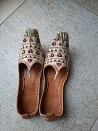 Scarpe indiane in cuoio nuove