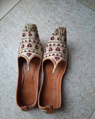 Scarpe indiane in cuoio nuove