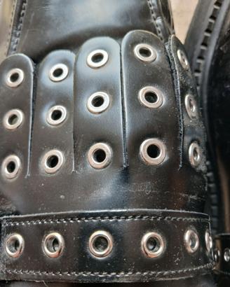 Scarpe con borchie e  fibbia.#punk#rock #dark
