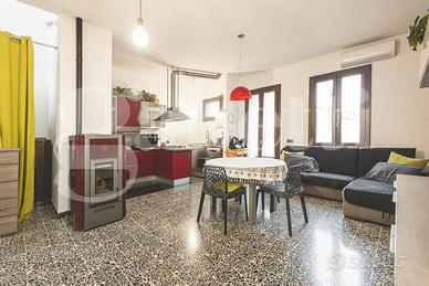 Trivano con biservizi e terrazza