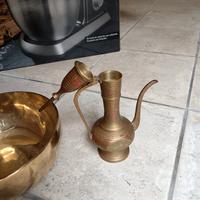 Teiera decorativa in ottone lavorato