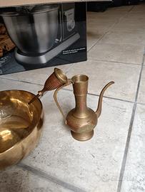 Teiera decorativa in ottone lavorato