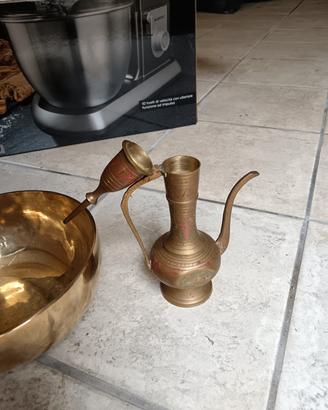 Teiera decorativa in ottone lavorato