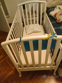 lettino pali compreso di materasso come nuovo