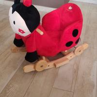 Dondolino imbottito a forma di coccinella