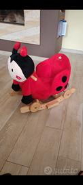 Dondolino imbottito a forma di coccinella