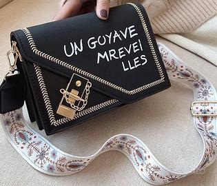Borsa a tracolla con scritta e tracolla decorata