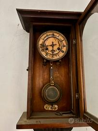 Antico orologio a pendolo da muro