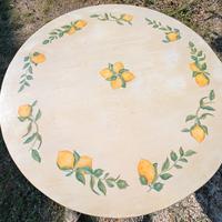 Tavolo con decoupage e base in ferro battuto 