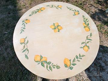 Tavolo con decoupage e base in ferro battuto 