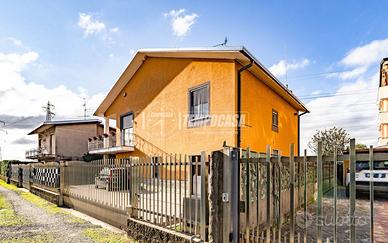 VILLA BIFAMILIARE CON GIARDINO E BOX