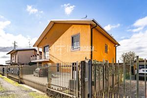 VILLA BIFAMILIARE CON GIARDINO E BOX