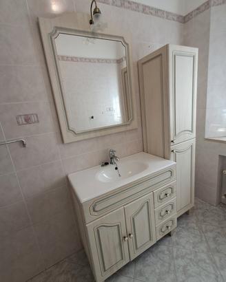 Mobiletto bagno con lavabo, colonna e specchio con