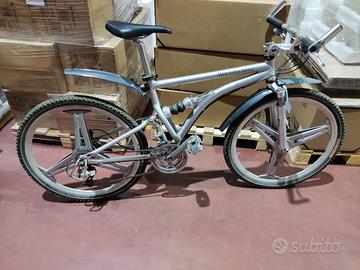mountain bike a sospensione completa Mercedes-Benz