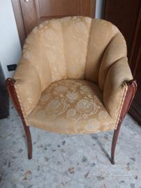 Poltrona in legno imbottita