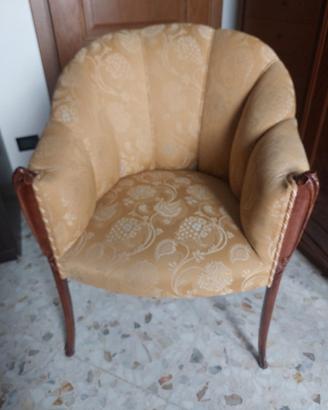 Poltrona in legno imbottita