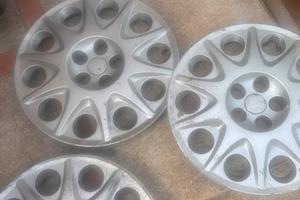 Cerchi R15 con copri cerchi Alfa
