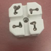 Materiale elettrico antico in ceramica bianca.