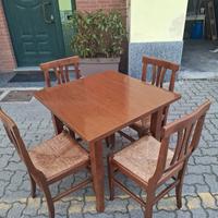 tavolo in legno con 4 sedie 