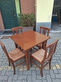 tavolo in legno con 4 sedie 