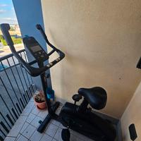 Cyclette EB 900 B connessa e autoalimentata

