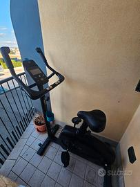 Cyclette EB 900 B connessa e autoalimentata
