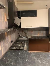 Cucina completa con penisola