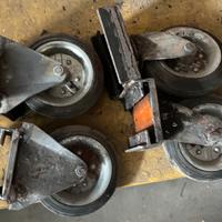 4 ruote  piroettanti diametro 9cm.