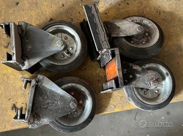 4 ruote  piroettanti diametro 9cm.