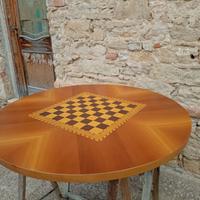 Elegante piano tavolo con scacchiera intarsiata