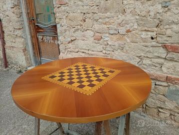 Elegante piano tavolo con scacchiera intarsiata